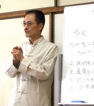 講演している栗野良