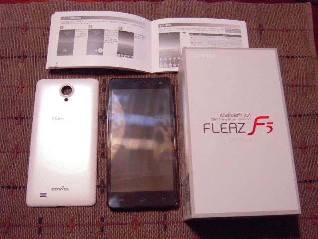 コヴィアのデュアルSIMスマホ「FLEAZ F5」。液晶サイズは5インチ。