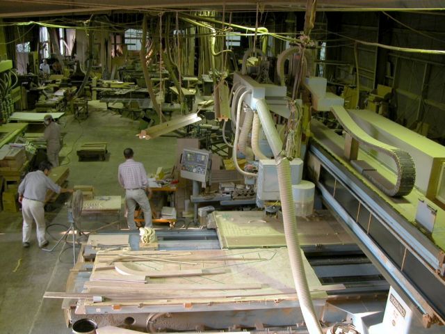 メーカーと共同開発した、3次元加工まで可能なNC加工機。