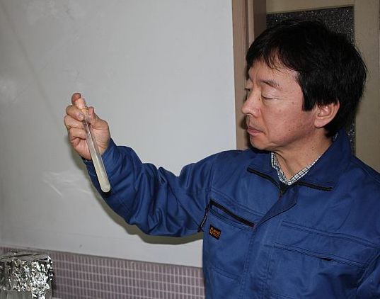 培養中の麹の様子を確認している蒲池輝行社長